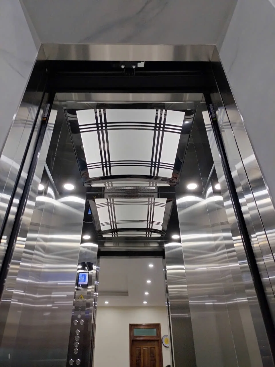 Góc nhìn lên trần cabin kẻ ô cùng các đèn chiếu.