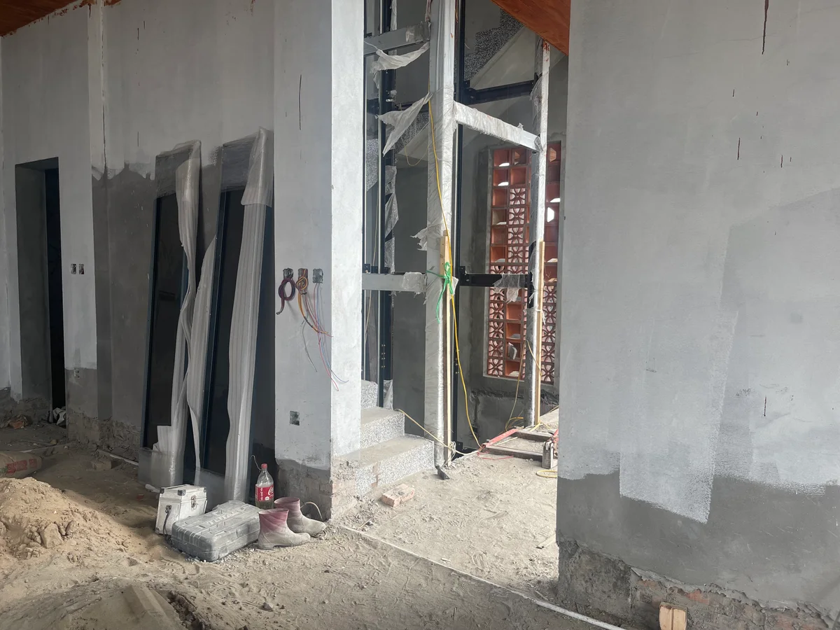 Khung cửa và các thanh ngang bên trong vị trí giếng thang chưa hoàn thiện.