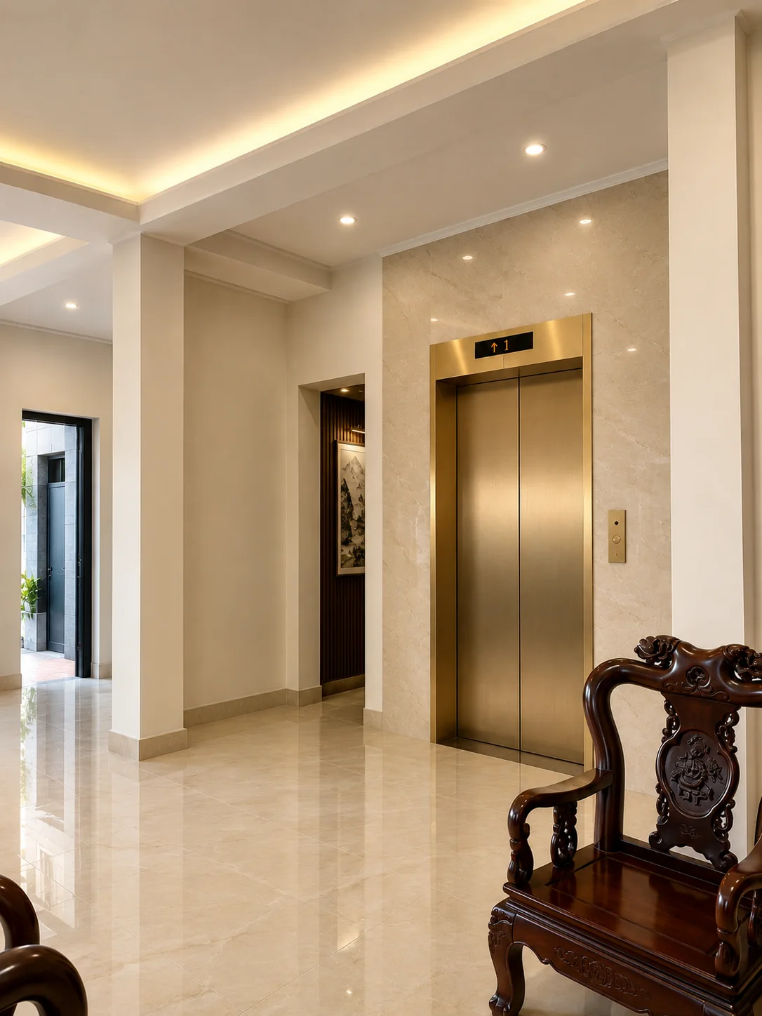 Cửa thang màu vàng trong sảnh sáng với mảng tường ốp đá.