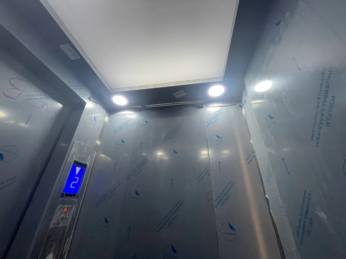Trần đèn sáng trong cabin, vách còn màng bảo vệ và bảng điều khiển.