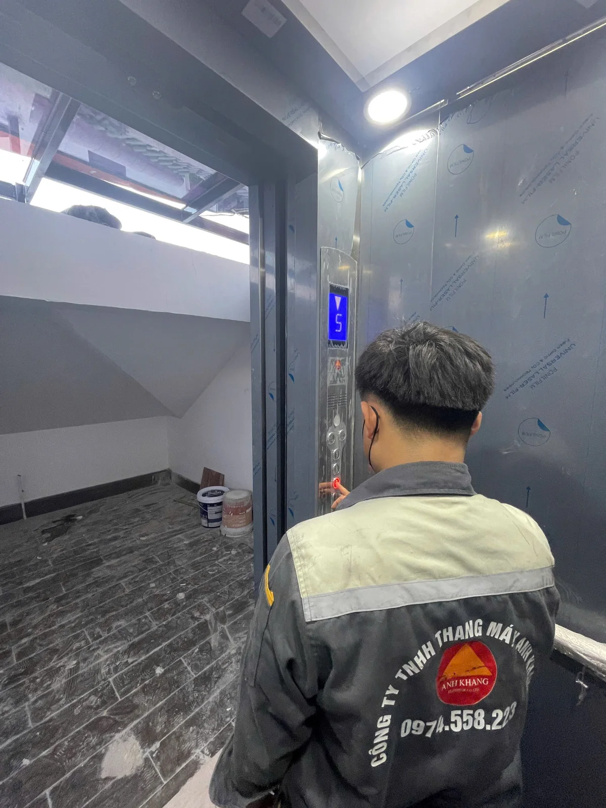Người đứng quay lưng trong cabin còn bọc bảo vệ, cạnh bảng điều khiển.