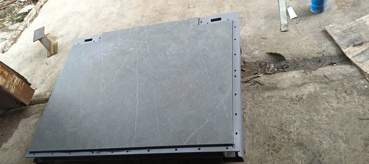Tấm và khung kim loại đang gia công trong xưởng.